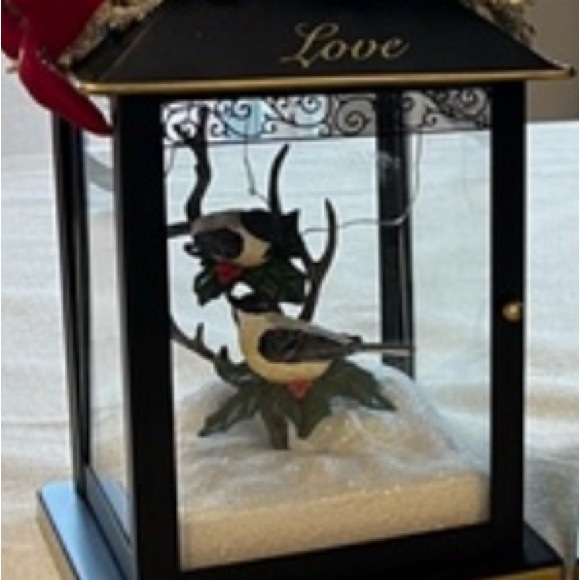 Beautiful decorative light up lantern with birds in snow. AAA batteries included - Picture 2 of 5